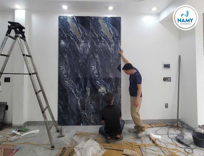 Bề mặt phản chiếu ánh sáng khiến không gian rộng và thoáng