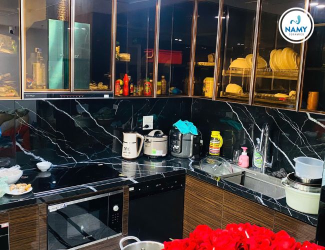 Bề mặt đen bóng tạo không gian sang trọng, sạch sẽ.