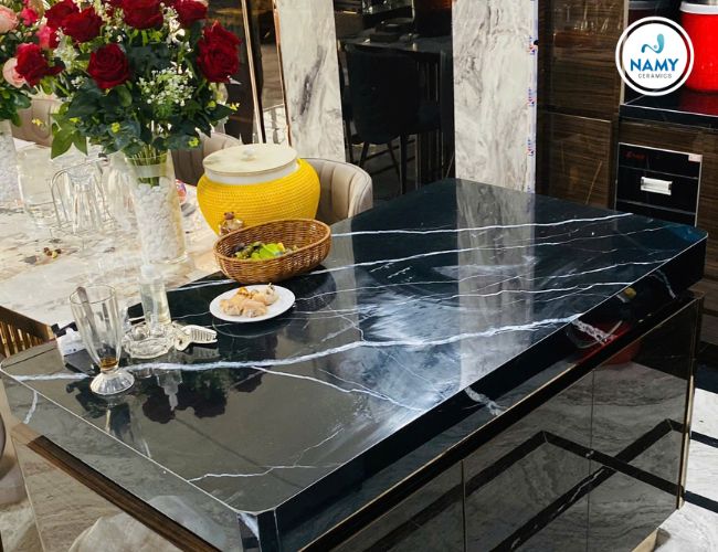 Bàn đảo được gia chủ sử dụng đá tương tự.