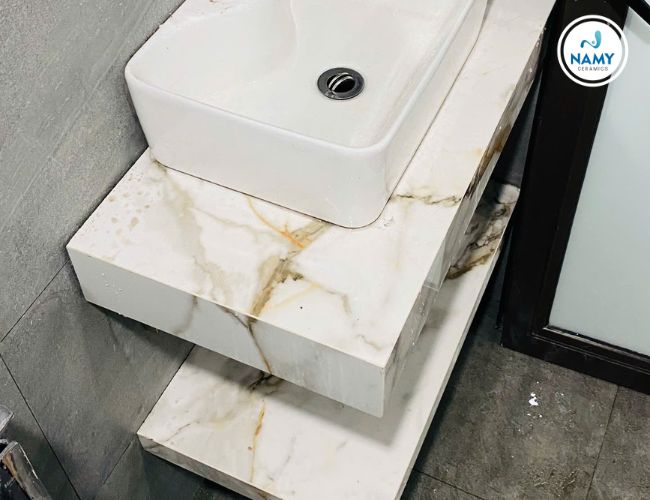 Khả năng chống thấm tuyệt đối nhờ cốt đá đặc.