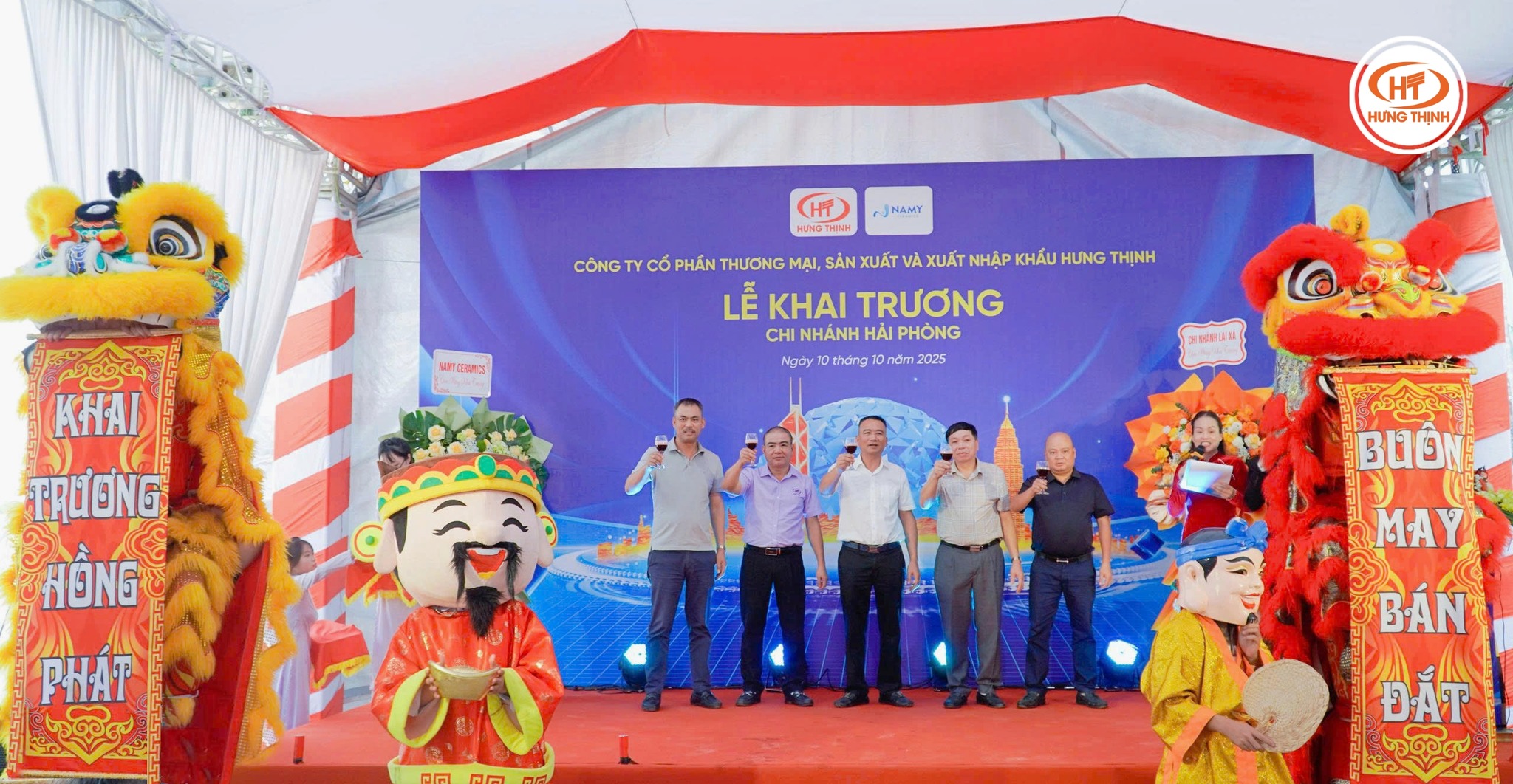 Ban Lãnh đạo Công ty cùng nâng ly chúc mừng bước tiến mới của Hưng Thịnh.