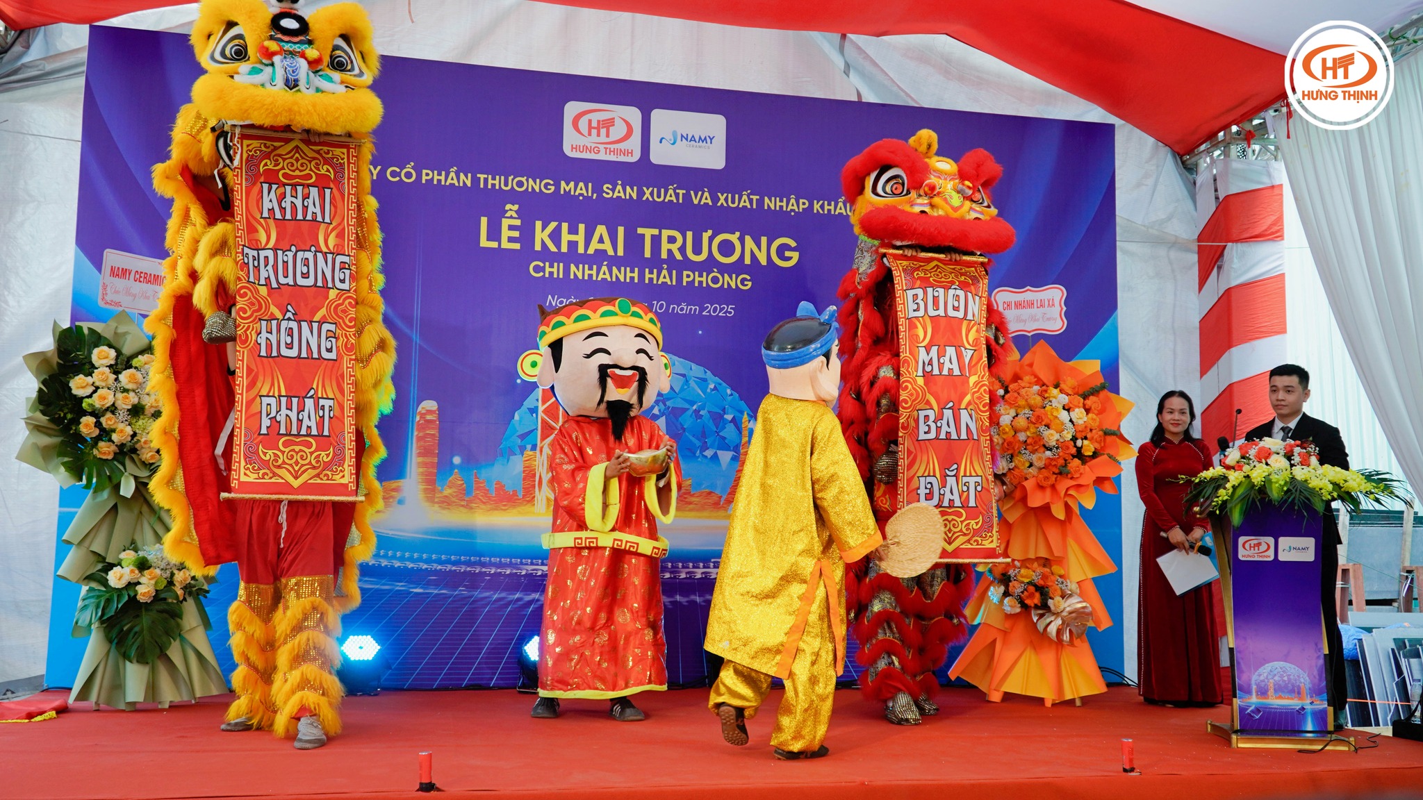 Lời chúc "Khai trương hồng phát - Buôn may bán đắt" qua tiết mục múa lân rồng.