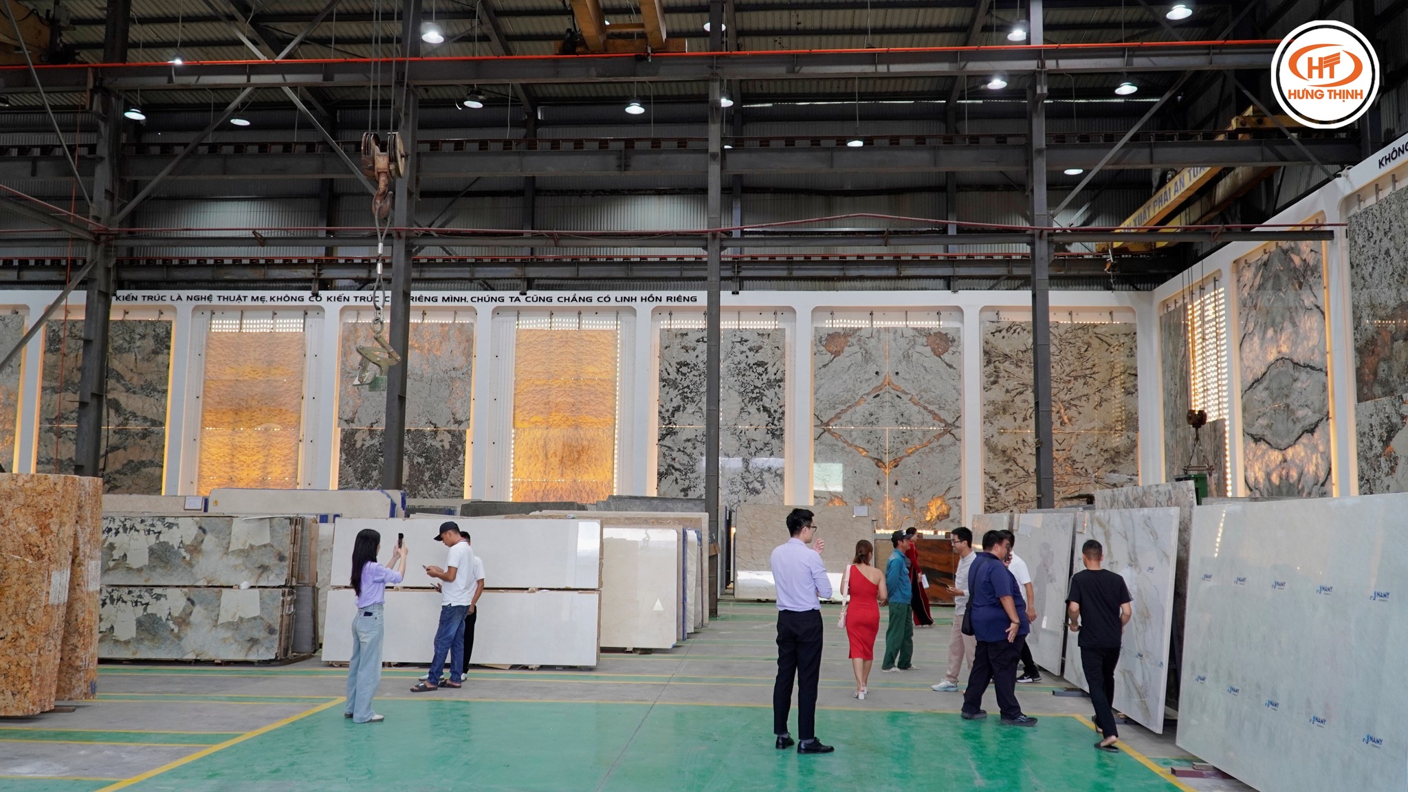 Ngoài các tấm đá, Tổng kho còn trưng bày các mẫu tranh đá tự nhiên: tranh đá ngọc, tranh đá Onyx, tranh đá xuyên sáng,...