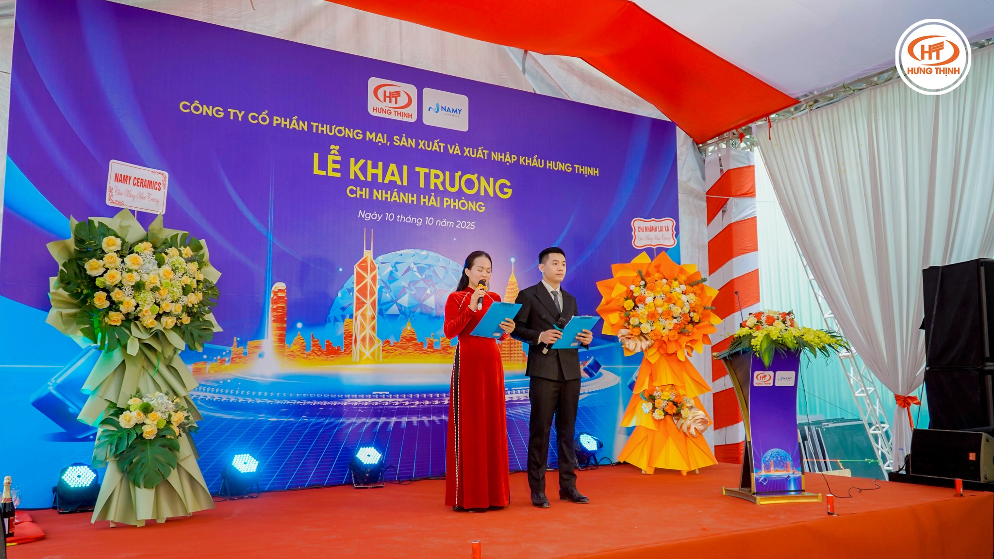 Buổi lễ khai trương diễn ra trong không khí trang trọng, nồng hậu.