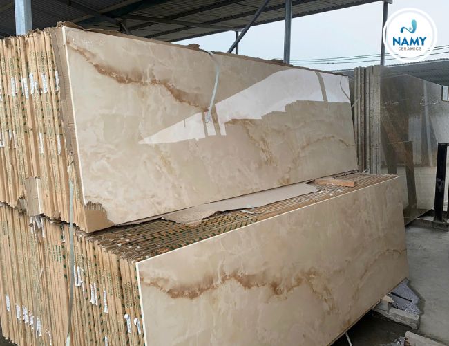 Mẫu đá Turkey Onyx với các đường vân nâu cam lớn trên nền be.