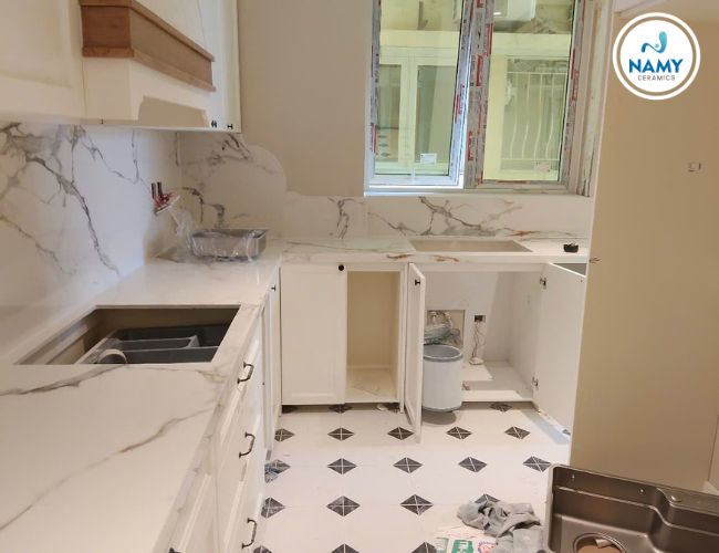 Đá bếp trắng phối với nội thất bếp tông trắng sạch sẽ, sang trọng.