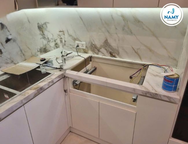 Đá nền trắng là ưu tiên số một khi ốp khu vực bếp.