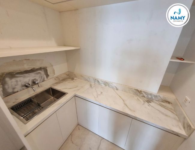 Được sản xuất ở nhiệt độ cao, độ cứng đá nung kết có khả năng chống chịu tác động mạnh khi sử dụng.