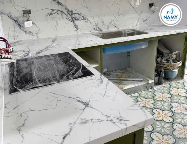 Công trình bếp khác ốp đá nung kết vân mây mỏng.