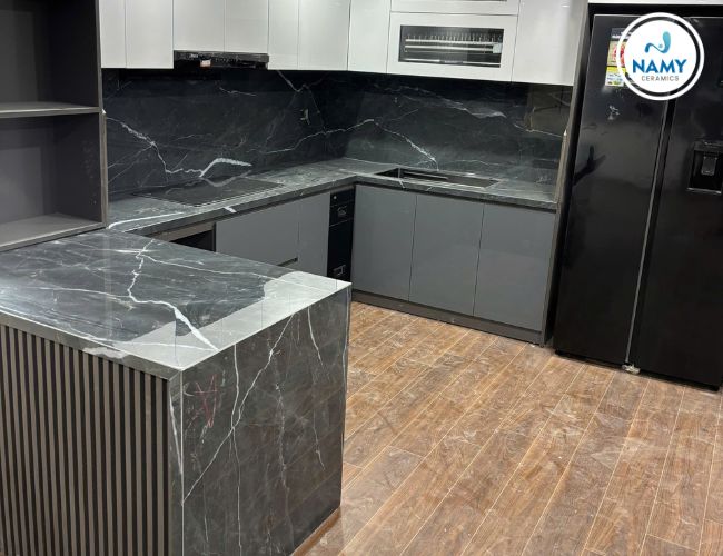 Công trình bếp hiện đại ốp đá nung kết French Grey sang trọng.