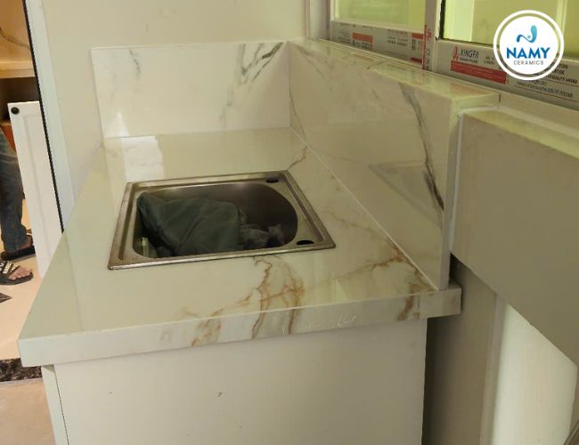 Tận dụng đá ốp bồn rửa vừa tiết kiệm chi phí, vừa bền đẹp.