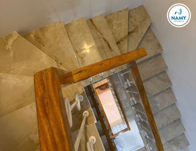 Sử dụng đá nung kết men bóng ốp cầu thang không phải quá lo lắng về việc vệ sinh, bảo dưỡng.