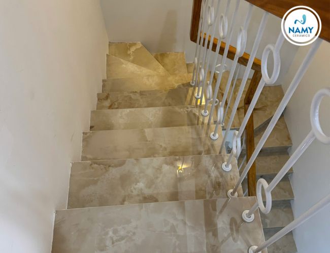 Màu đá bé có thể phối hợp với lan can gỗ hoặc lan can hợp tông trắng.