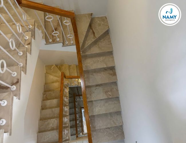 Bốn tầng cầu thang nhà dân ốp đá nung kết Turkey Onyx.