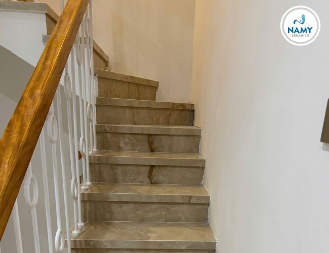 Không gian sáng hơn nhờ mặt đá phản chiếu ánh sáng tốt.