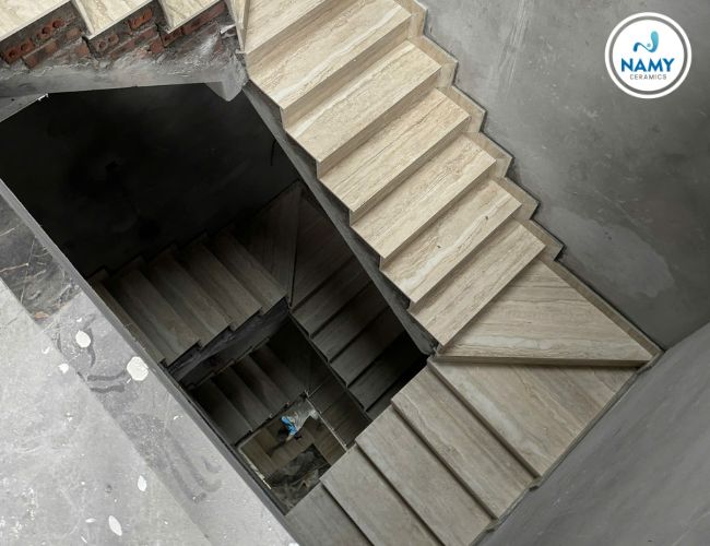 Hơn 90% cốt đá tự nhiên tạo sự cứng chắc, phù hợp với hạng mục đi lại nhiều.