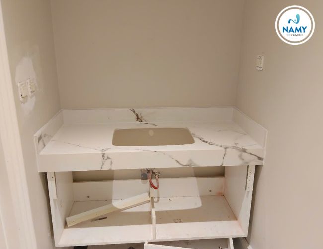 Bề mặt men bóng sáng khi ốp lavabo sẽ giúp không gian nhà tắm thoáng và sáng hơn.