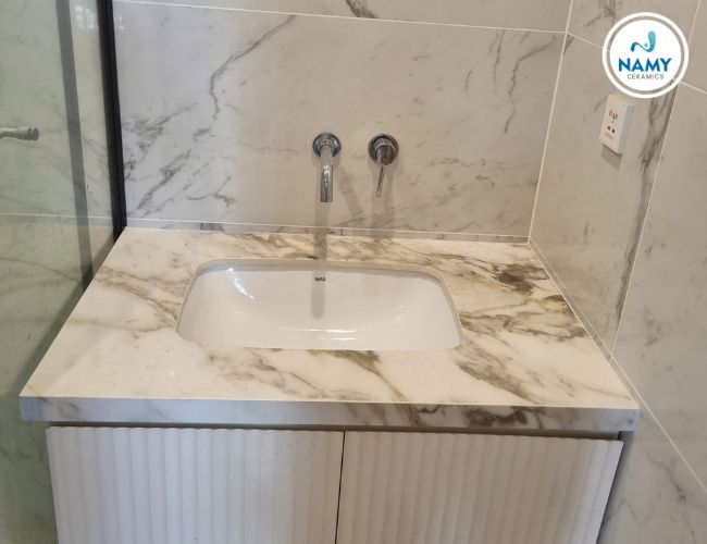 Với công nghệ hiện đại, đá nung kết không bị bay màu mất vân dù tiếp xúc với chất tẩy rửa.